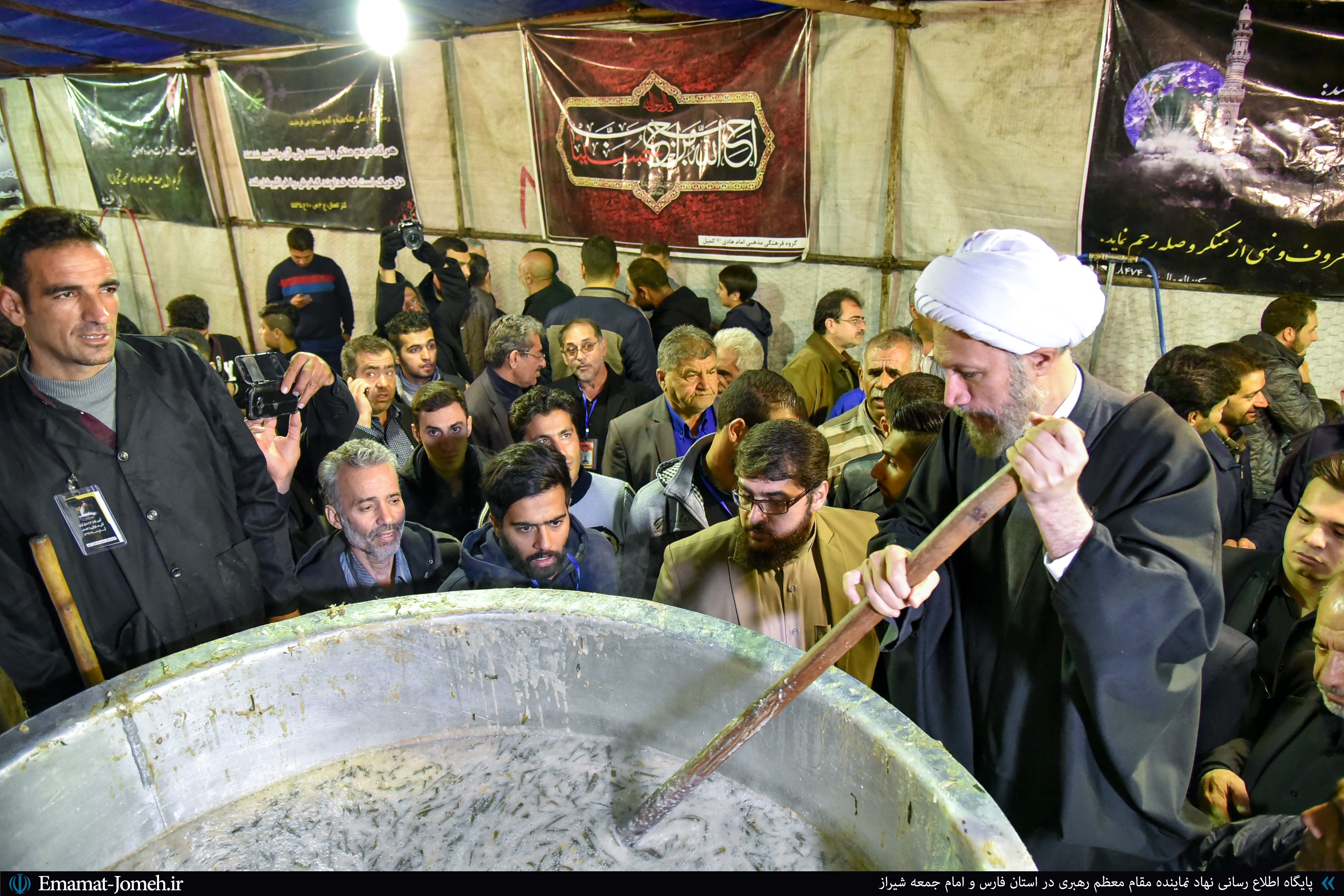 حضور در محل پخت آش نذری ۸۴ تنی به مناسبت ۲۸ صفر در پارک خلدبرین شیراز