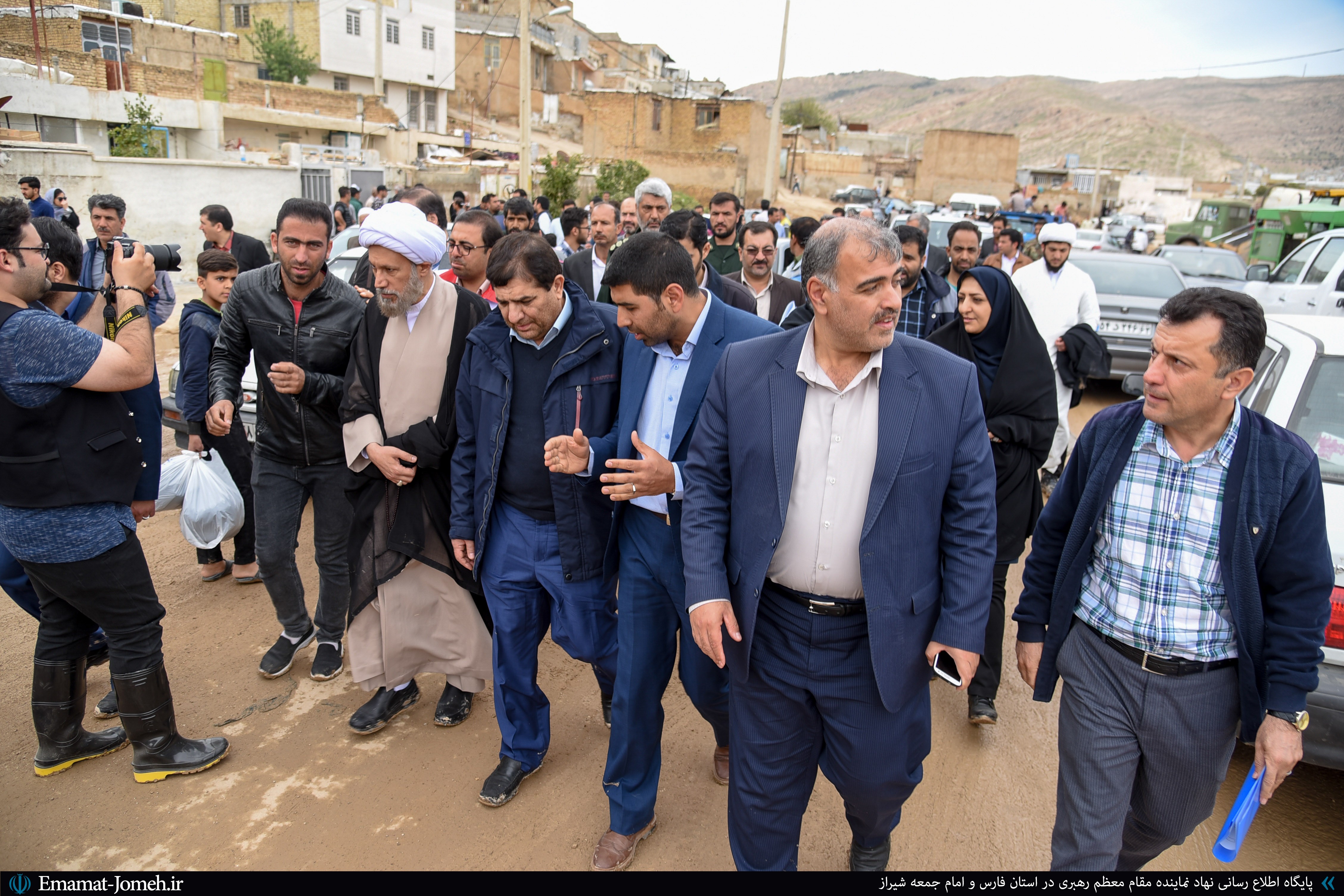 بازدید آیت الله دژکام و دکتر مخبر از محله سعدی و روستای کرونی پس از سیل شیراز