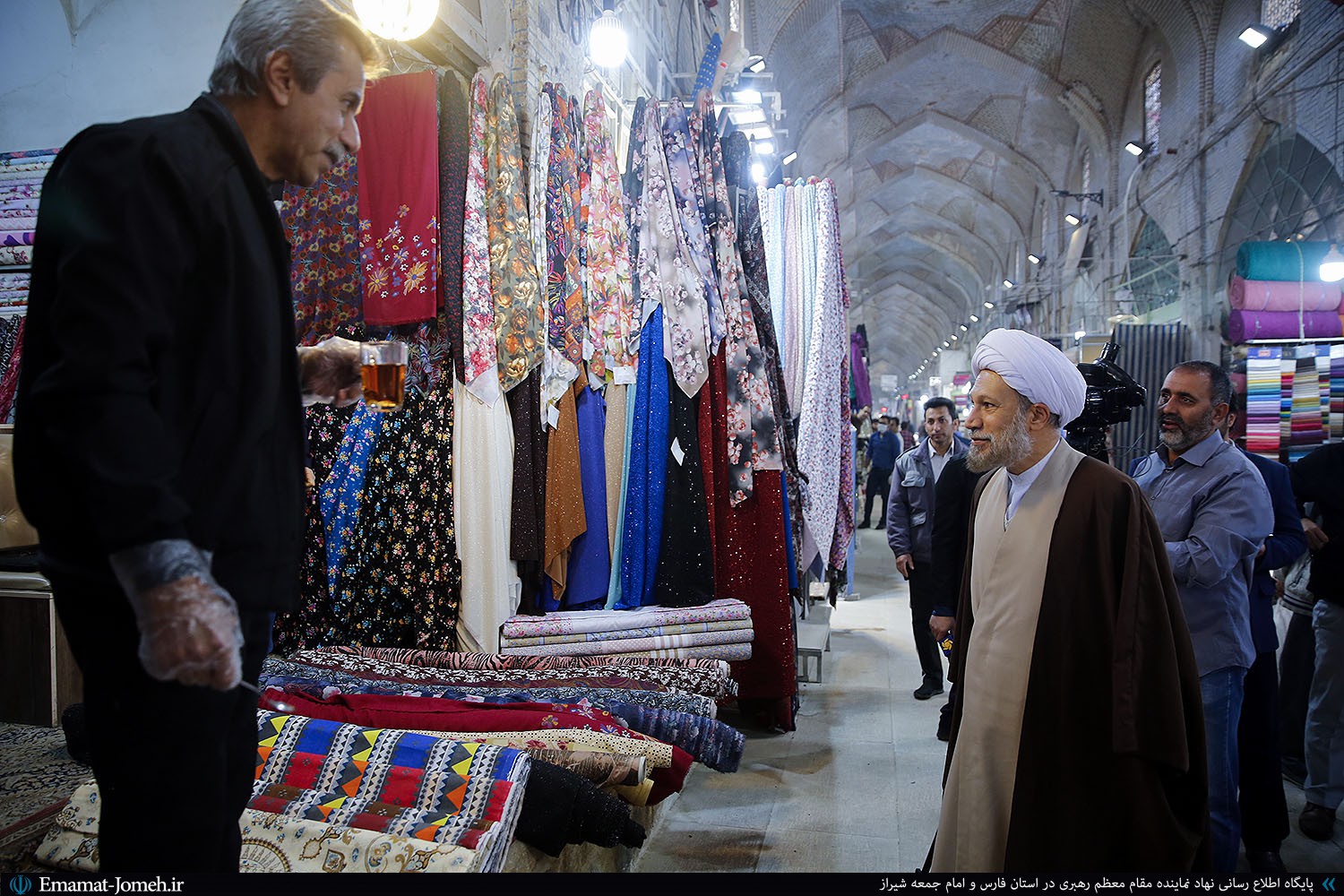 بازدید آیت الله دژکام از بازار وکیل شیراز و گفتگو با کسبه و بازاریان