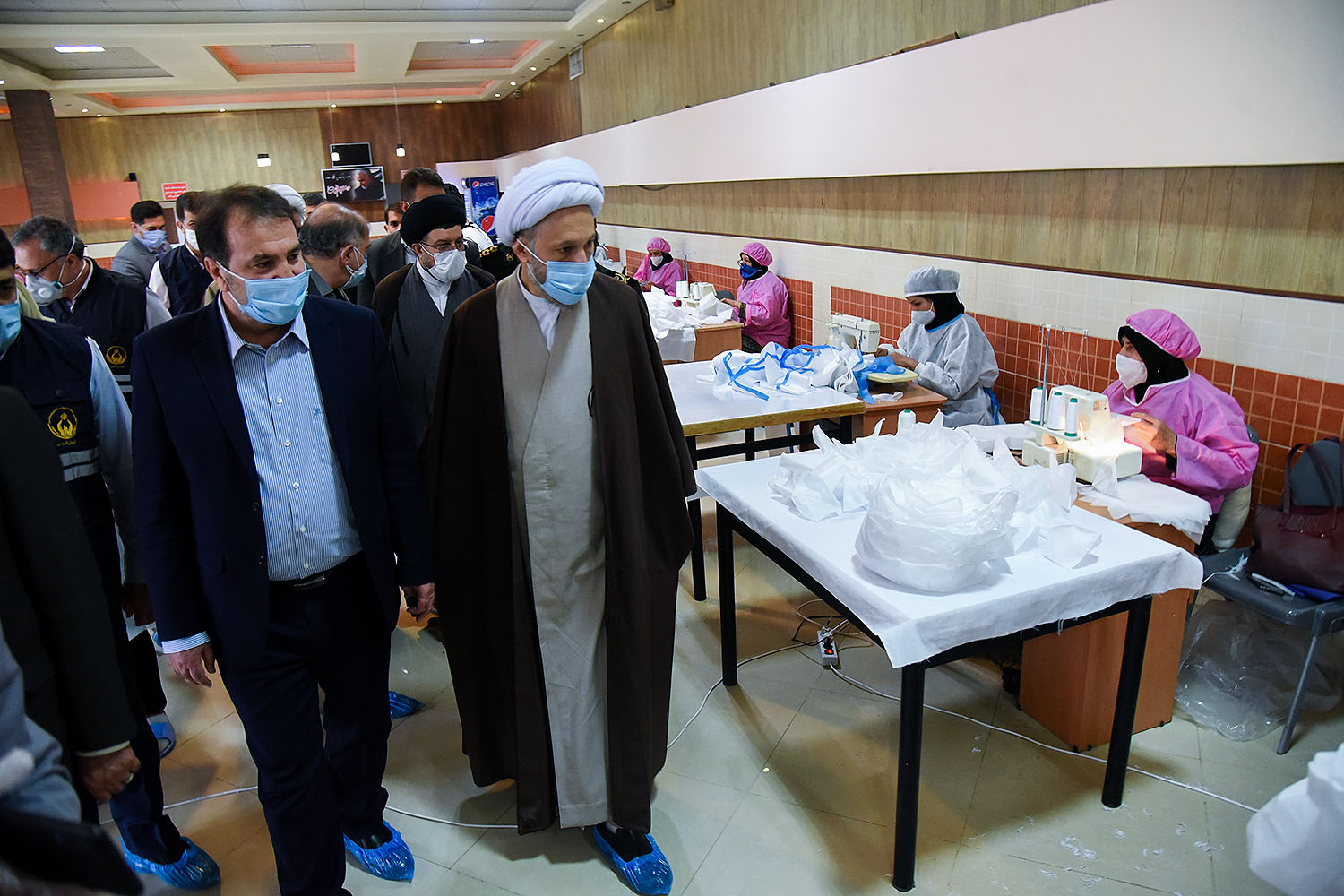 بازدید آیت الله دژکام از برخی گروه‌های جهادی و کارگاه‌های تولید ماسک و روپوش بیمارستانی در شهر شیراز