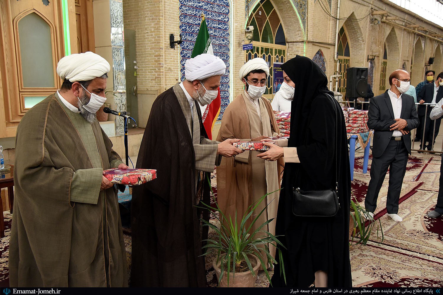 مراسم تجلیل از جهادگران عرصه مبارزه با کرونا در شیراز با حضور آیت الله دژکام