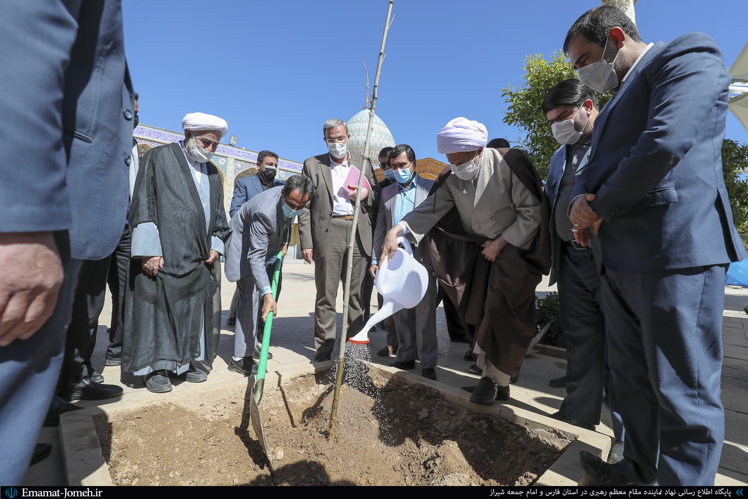 دیدار مسئولین منابع طبیعی فارس با آیت الله دژکام و کاشت یک اصله نهال در حرم مطهر شاهچراغ(ع)