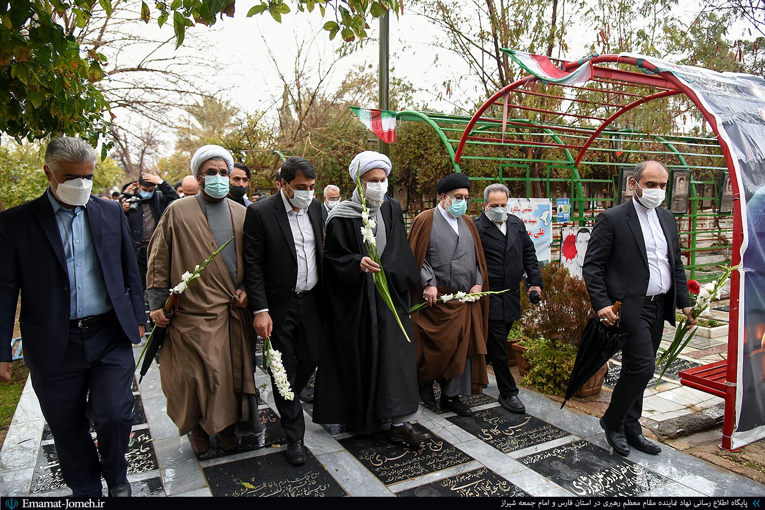 مراسم گلباران قبور شهدای انقلاب در شیراز به مناسبت آغاز دهه فجر