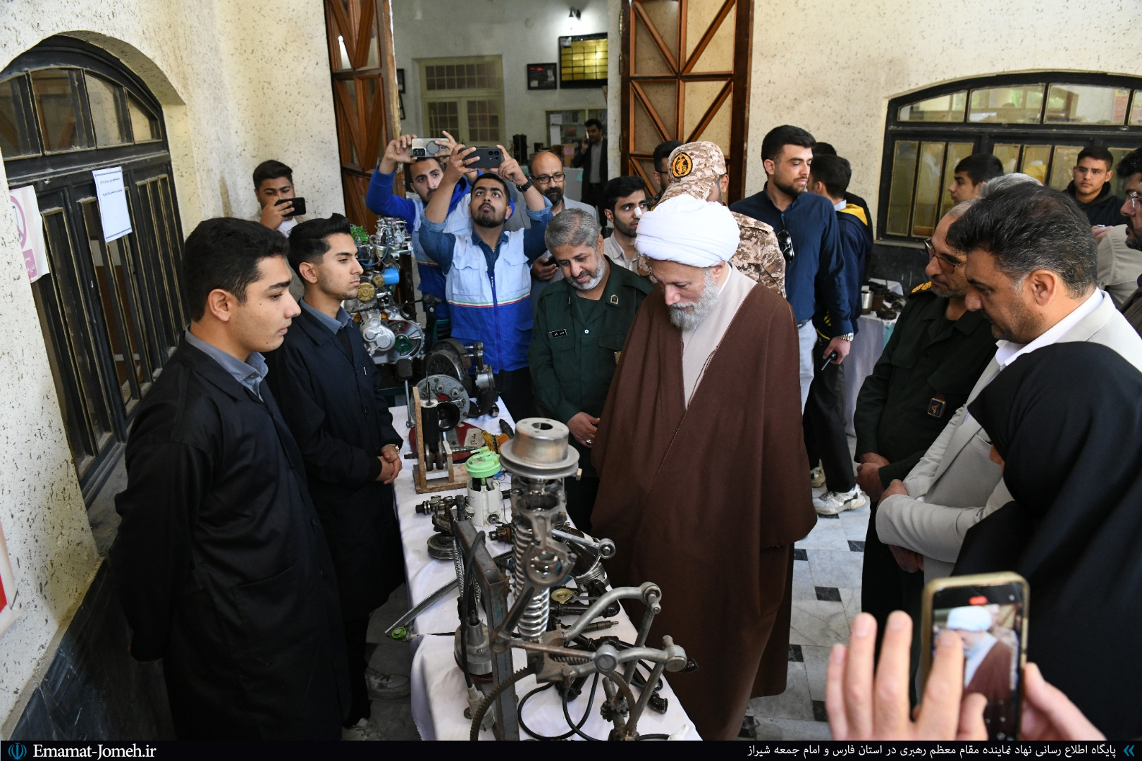 بازدید آیت الله دژکام از نمایشگاه و کارگاه های آموزشی فنی هنرستان ماندگار شهید طالقانی شیراز