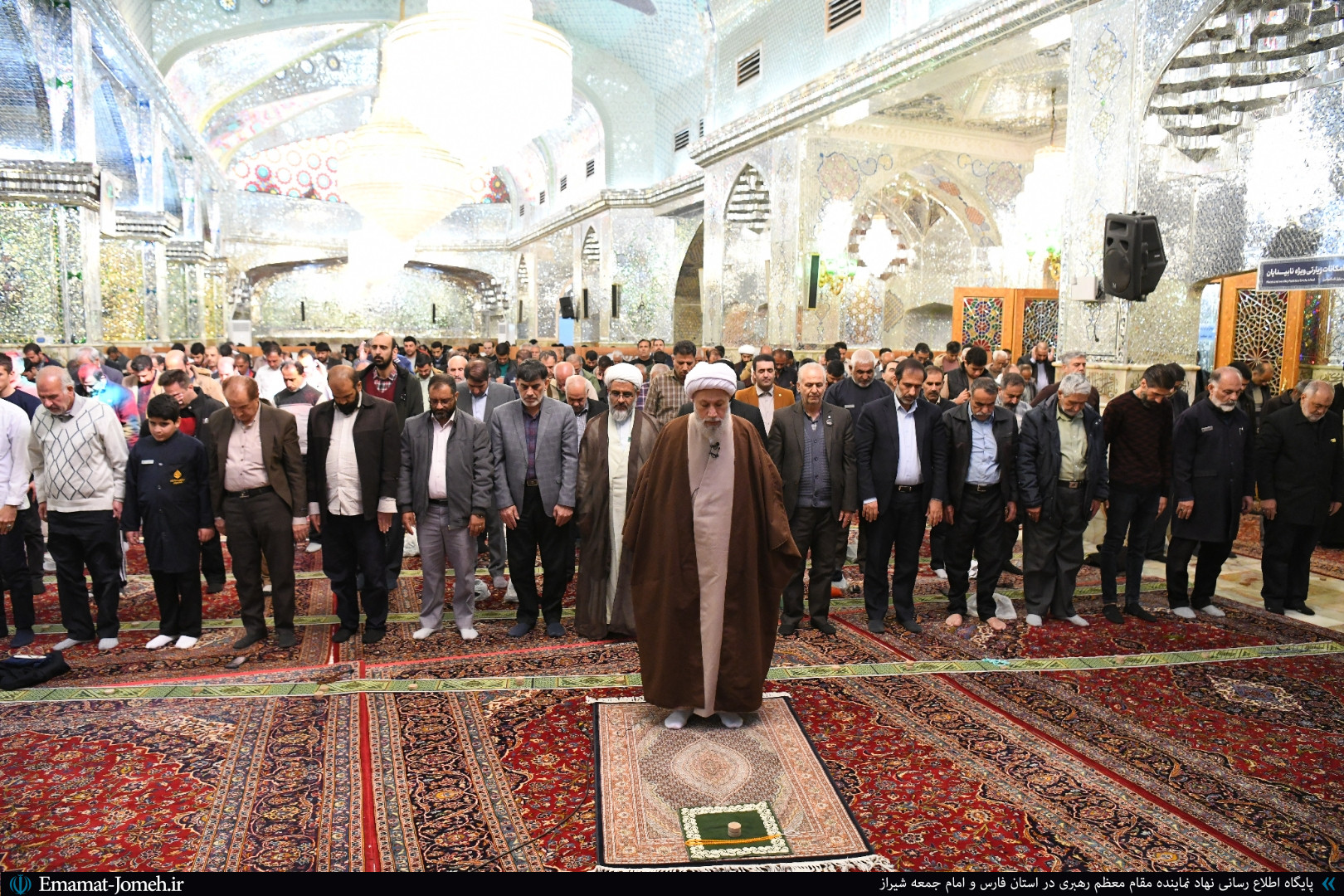 اقامه نماز ظهر و عصر در حرم مطهر حضرت احمد بن موسی شاهچراغ