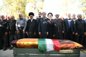 اقامه نماز بر پیکر مادر شهیدان زمانی در شیراز