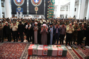 اقامه نماز بر پیکر شهید فراجا در سومین حرم اهل بیت علیهم السلام