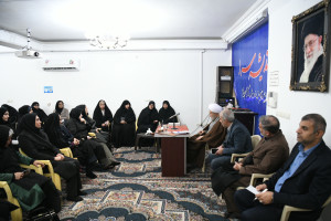 نشست صمیمی آیت الله دژکام با جمعی از بانوان فعال در عرصه های مختلف