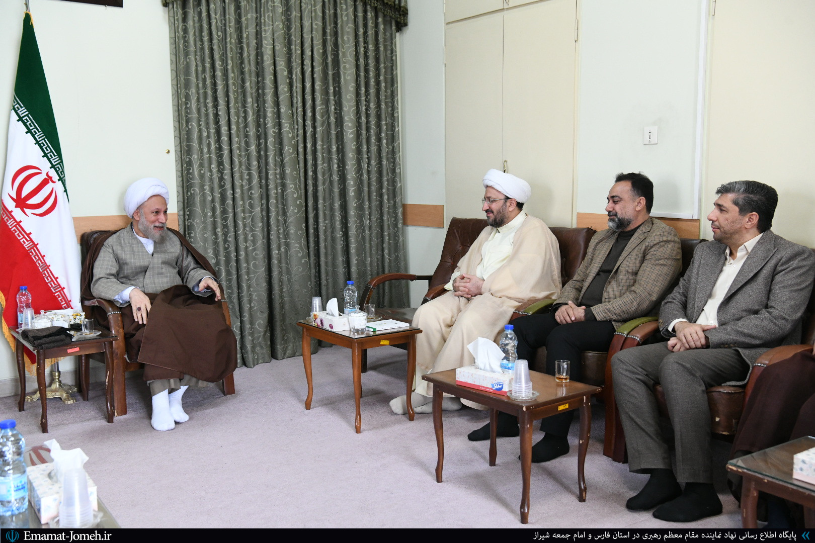 دیدار جمعی از مسئولین اداره کل فرودگاه های استان فارس با آیت الله دژکام