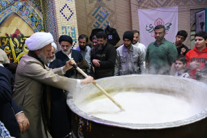 آیین طبخ ۵۰ هزار کیلو سمنو در شیراز به مناسبت دهه فجر و نیمه شعبان