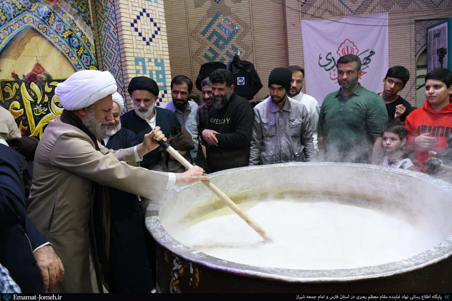 آیین طبخ ۵۰ هزار کیلو سمنو در شیراز به مناسبت دهه فجر و نیمه شعبان