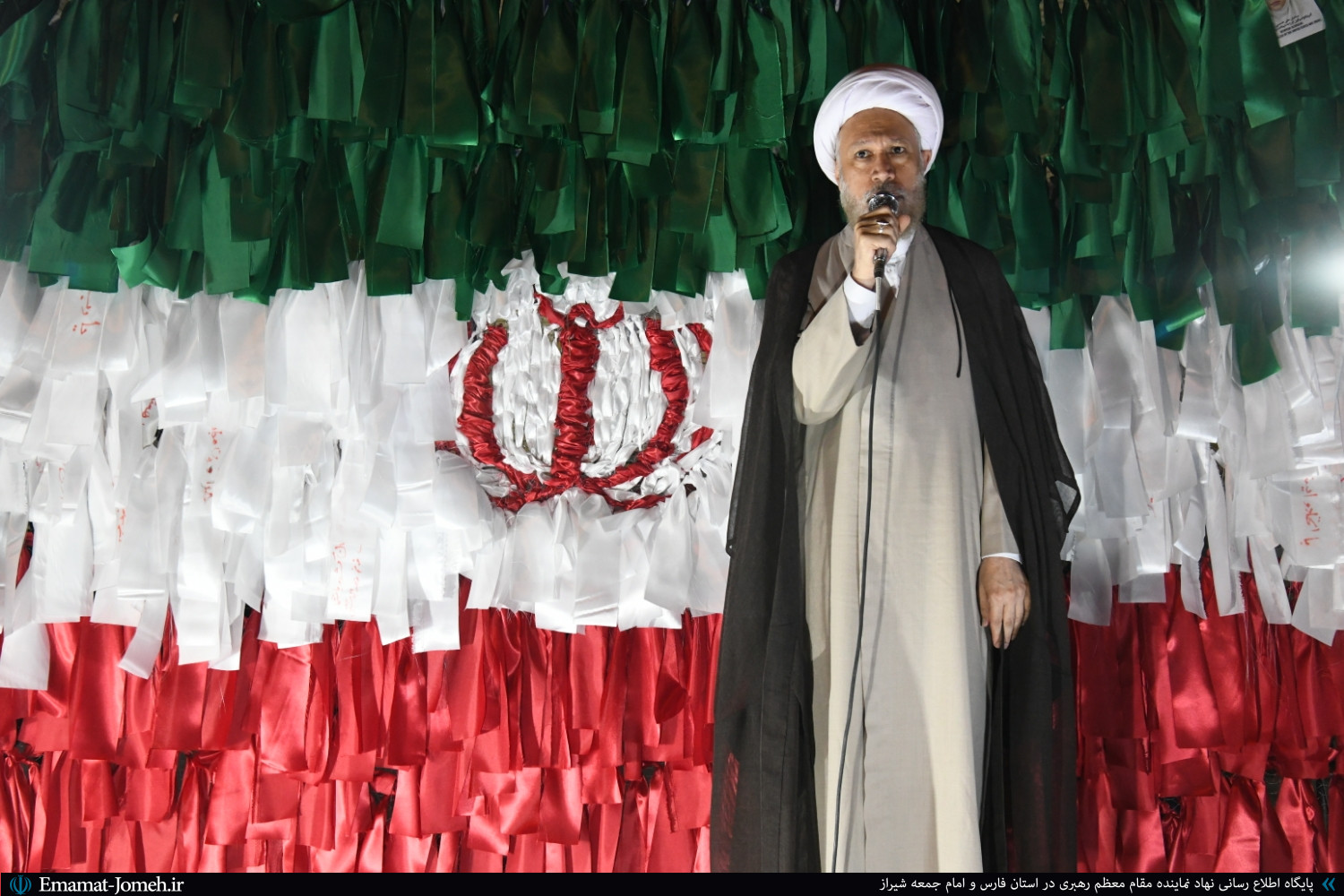 ملت ایران با صبر و شجاعت خود در جهان می‌درخشد