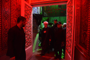 حضور آیت الله دژکام در جمع عزاداران هیئات مختلف شیراز در شب عاشورای حسینی