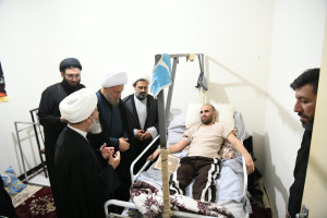 عیادت آیت الله دژکام از روحانی مبلغ حادثه دیده در شیراز